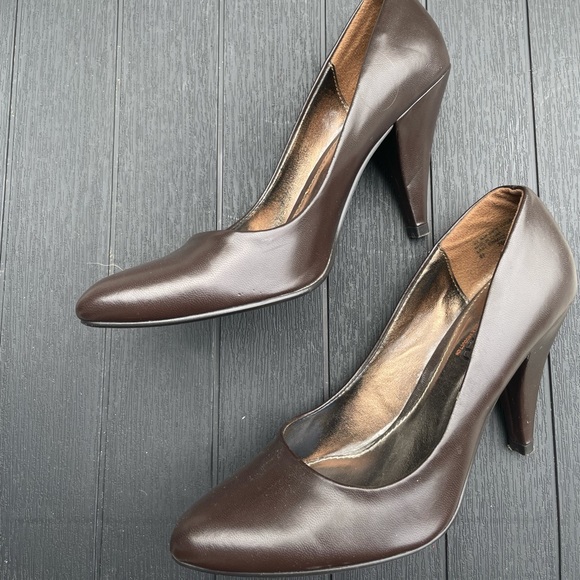Rich chocolate brown pumps - Picture 3 of 6